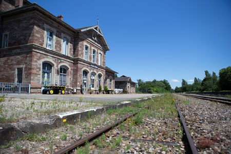 Ehemaliger Bahnhof mit stillgelegten Gleisen an der Strecke Freiburg – Breisach – Colmar