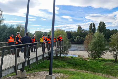 Besuchergruppe auf einem Steg am Rheinufer auf dem Gelände der Landesgartenschau in Neuenburg am Rhein