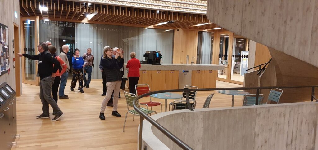Besuchergruppe im Foyer des Swiss TPH