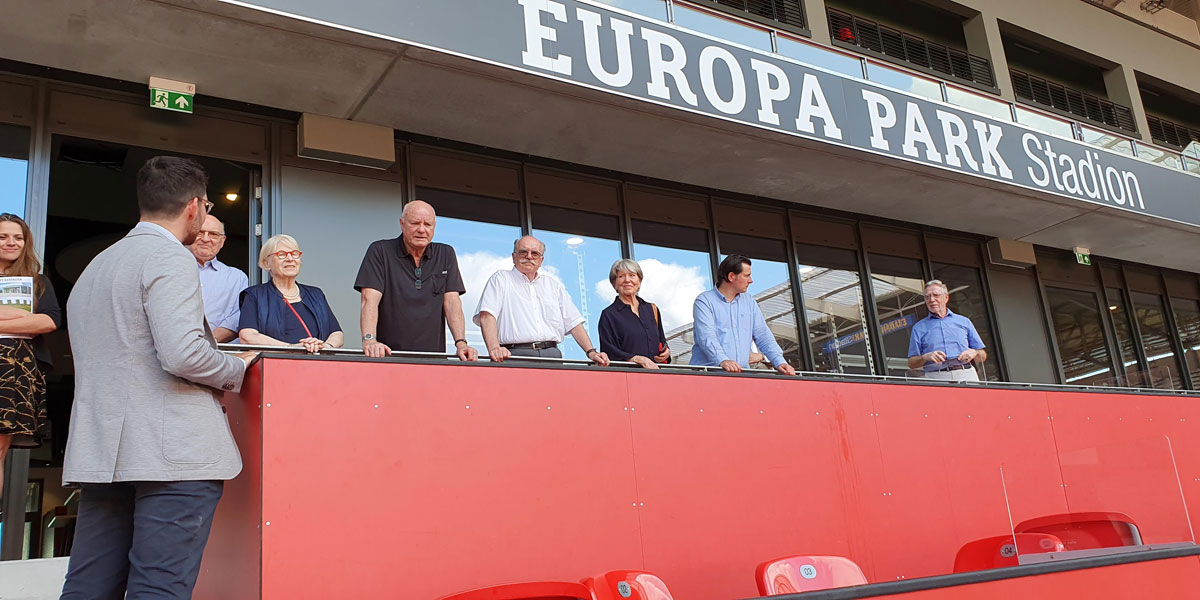 Gäste auf einem Balkon des Europa-Park Stadions in Freiburg
