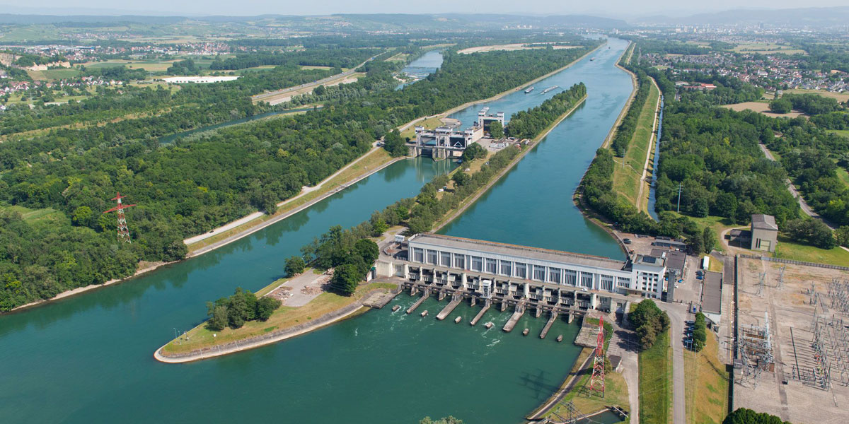 Luftbild des Wasserkraftwerks Kembs am Rhein mit Schleuse und Beginn des Grand Canal d’Alsace