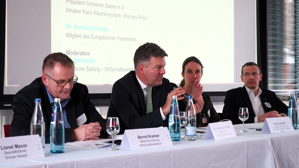 Diskutierende auf dem Podium des 25. Badischen Unternehmerforums