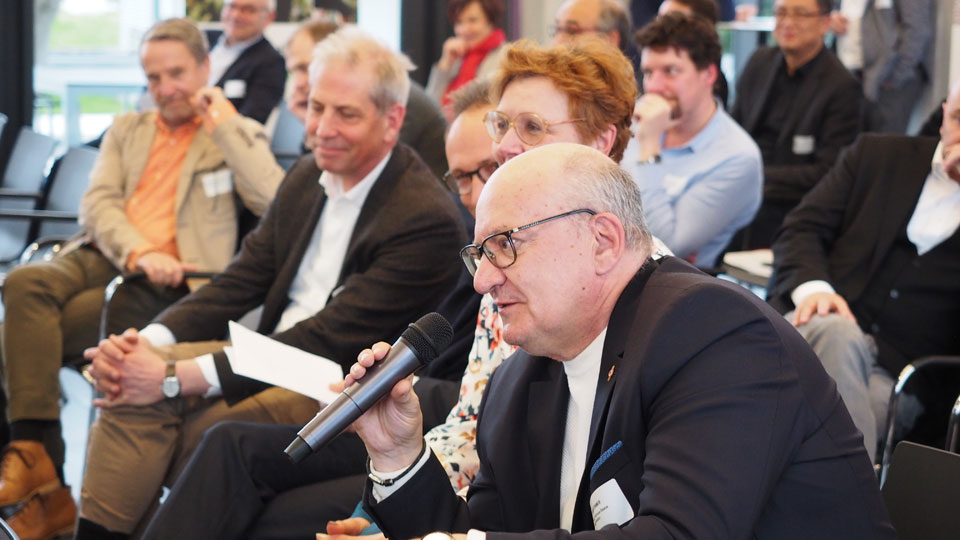 Ein Teilnehmer stellt aus dem Publikum eine Frage beim 25. Badischen Unternehmerforum