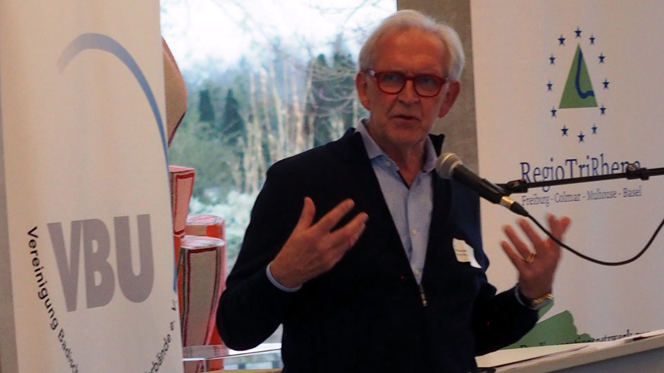 Ein Redner vor den Bannern von VBU und RegioTriRhena beim 25. Badischen Unternehmerforum