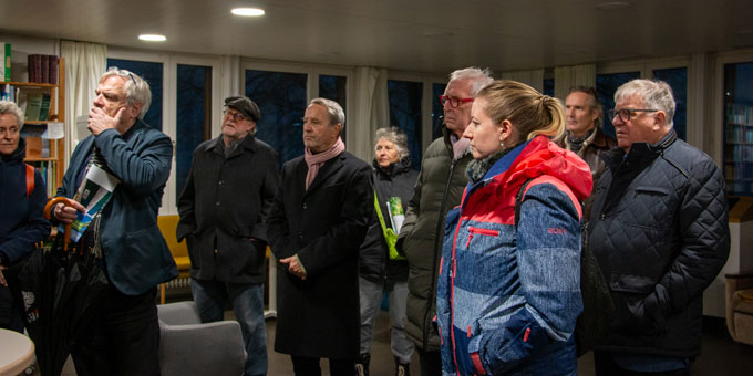 Besuchergruppe folgt einer Erläuterung beim FiBL in Frick