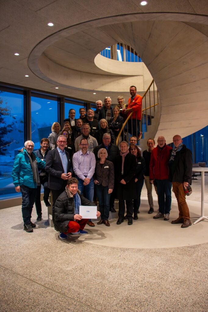 Gruppenfoto der Besucherinnen und Besucher auf einer Wendeltreppe im FiBL