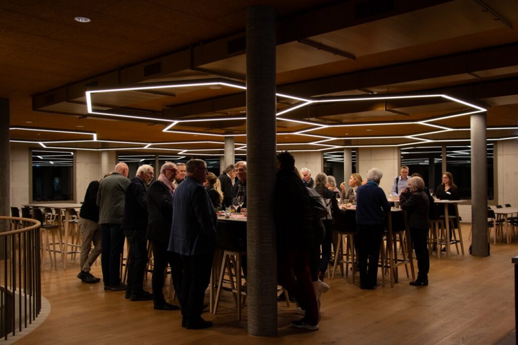 Gäste beim Austausch im Restaurant des FiBL