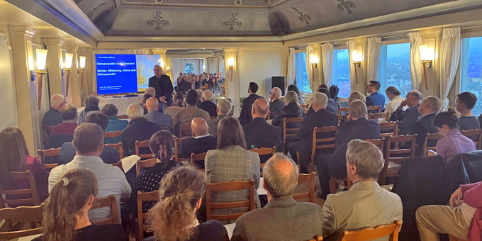 Vollbesetzter Saal im Greiffeneggschlössle während der Klimakonferenz der RegioTriRhena
