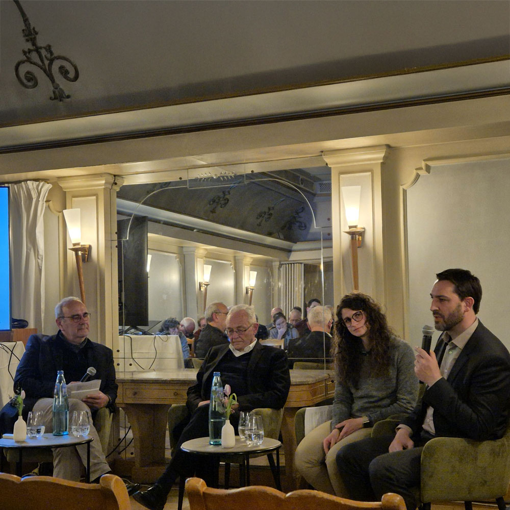 Podiumsdiskussion der Klimakonferenz mit vier Teilnehmenden