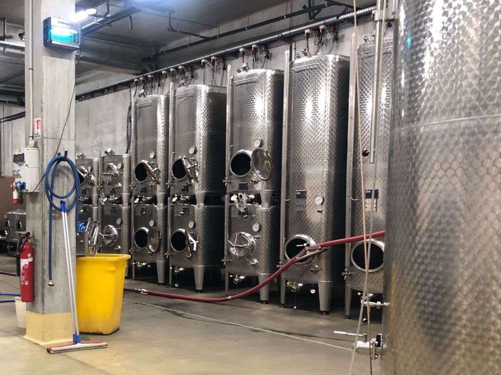 Edelstahltanks in der Kellerei des INRAE