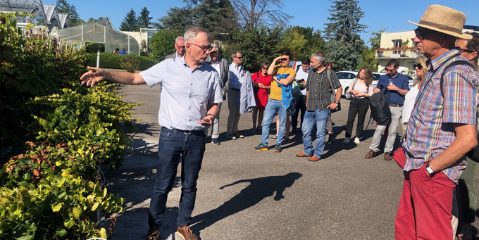 Ein Mitarbeiter des INRAE erläutert der Besuchergruppe das Versuchsgelände in Colmar