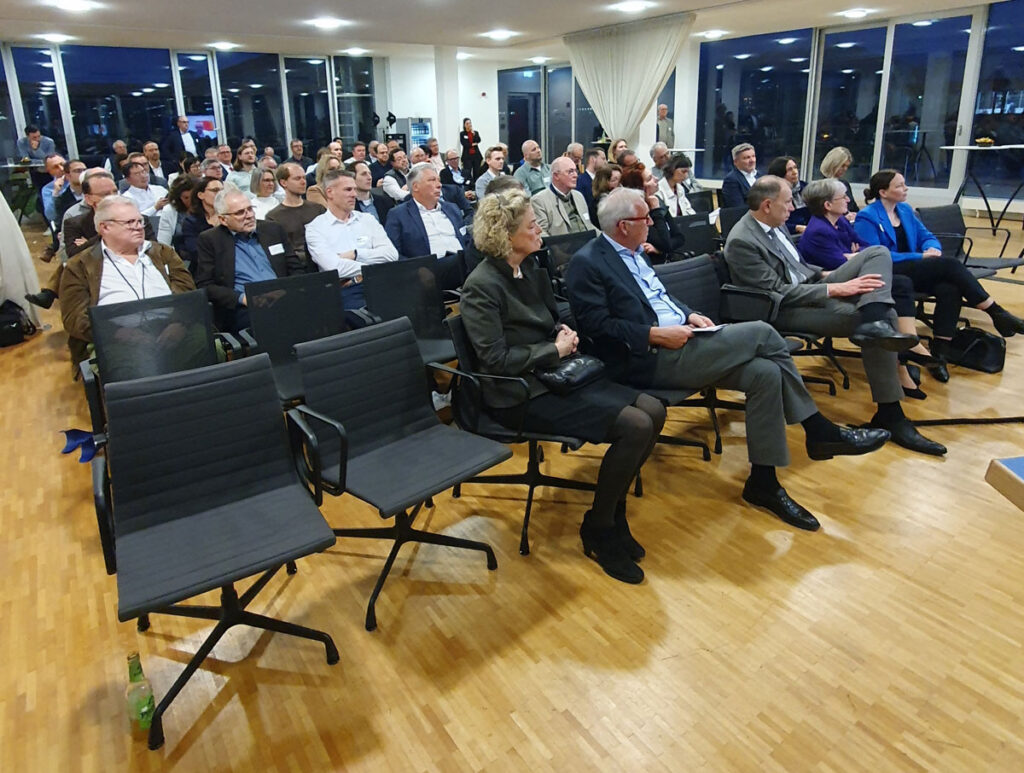 Publikum der Veranstaltung „China-Strategie 2026“ in einem Saal über den Dächern von Freiburg