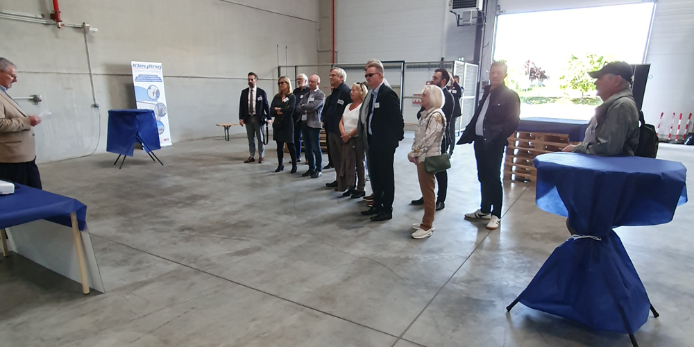 Mitglieder der RegioTriRhena beim Empfang in der neuen Logistikhalle von Kleyling France in Village-Neuf