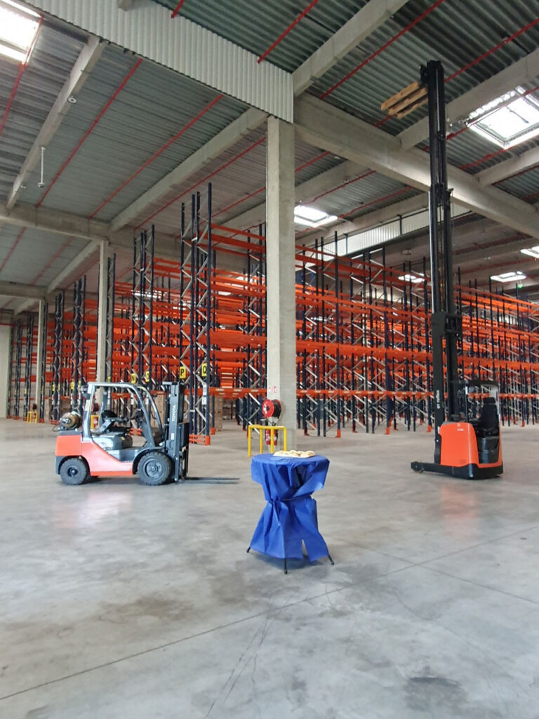 Neue Logistikhalle von Kleyling France mit Hochregalen und Gabelstaplern